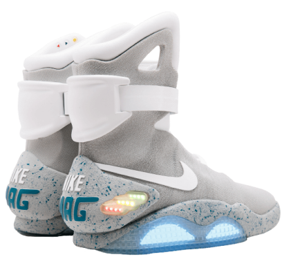 белый кроссовок nike air mag, с голубыми вставками. Вид сзади