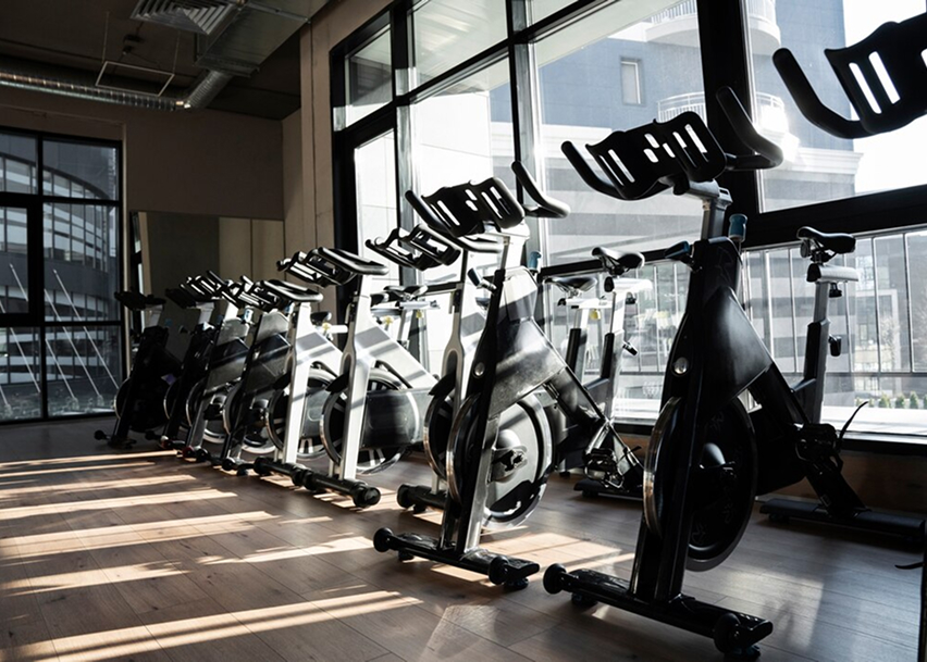 велотренажеры в спортивном зале