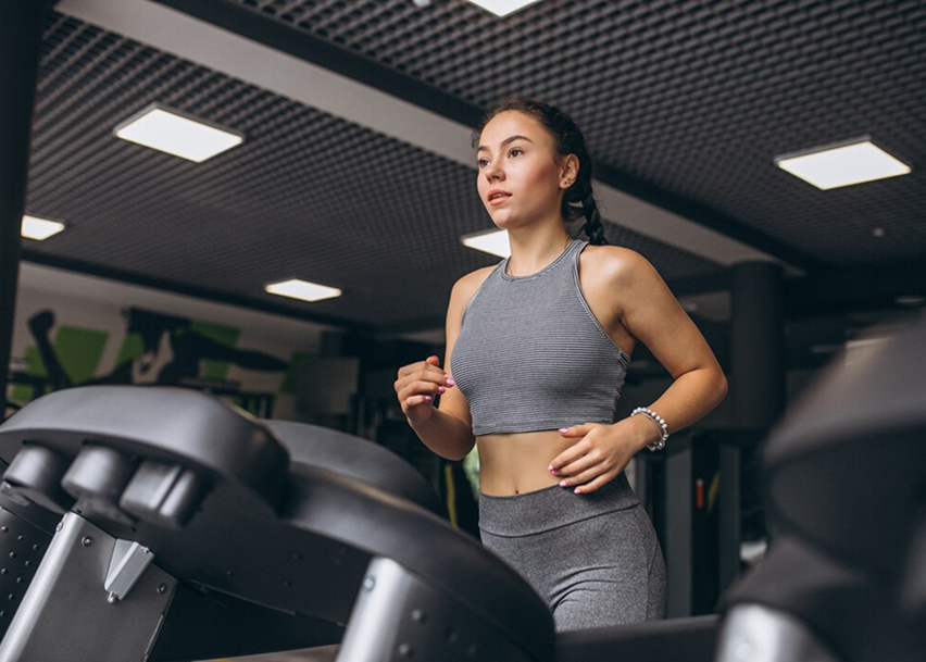 девушка бегает на боговой дорожке