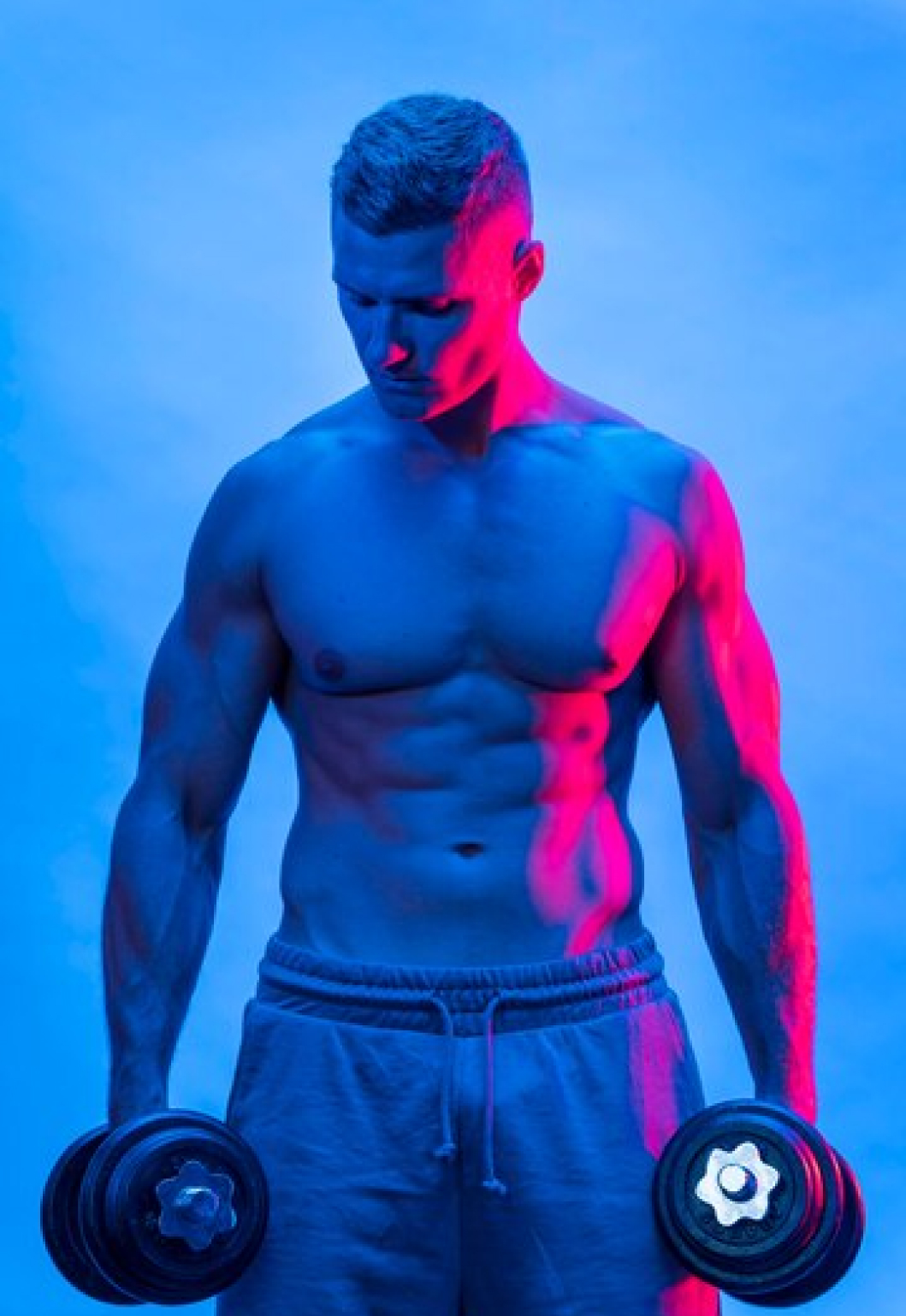 спортивный мужчина с гантелями в руках