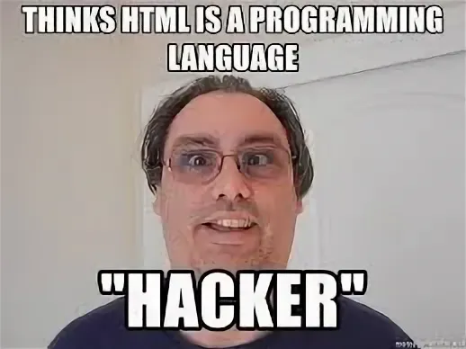 Мужчина в очках улыбается.