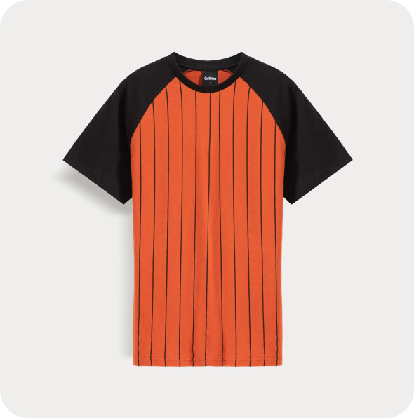 Оранжевая футболка с черными рукавами