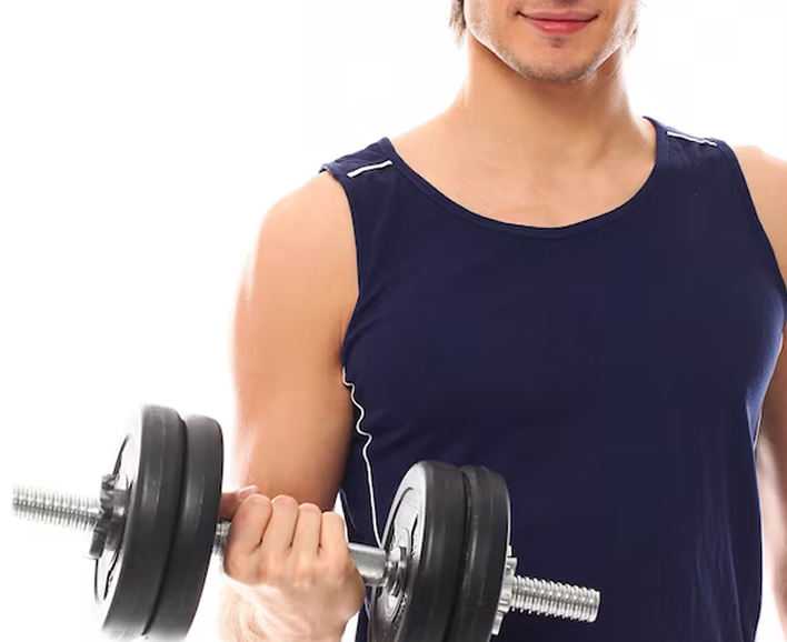 Мужчина в синей спортивной майке с гонтелей в руке