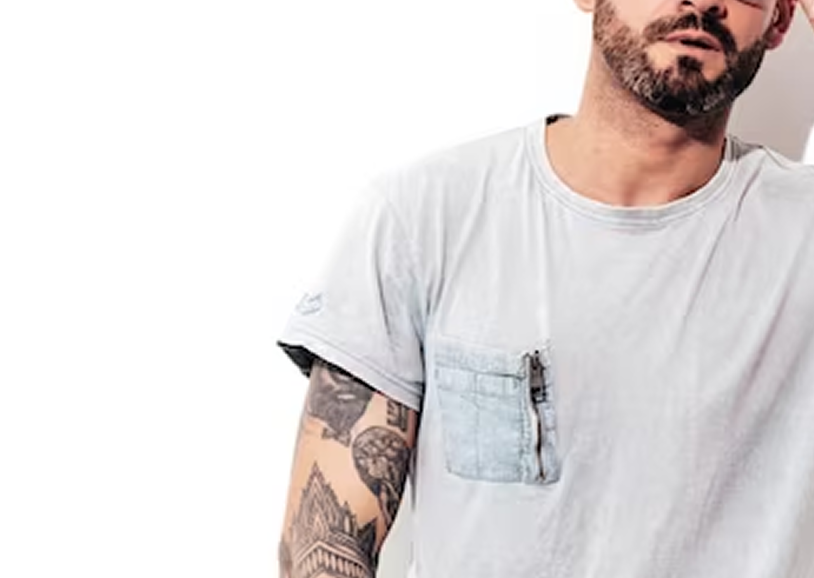 Мужчина с бородой в белой футболке